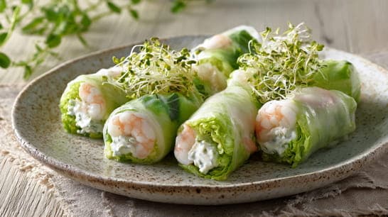 Kopfsalat-Frühlingsrollen mit Joghurtsoße