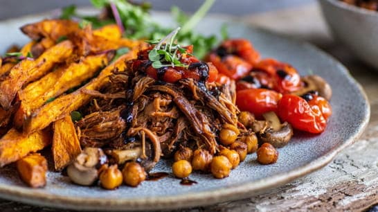 Pulled Jackfruit mit Süßkartoffelpommes